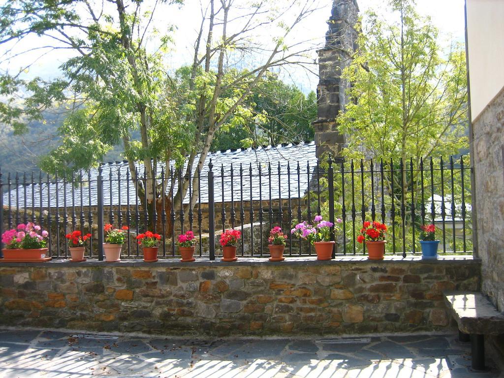 Apartamentos Rurales Casa Baltasar Monasterio De Hermo Eksteriør billede